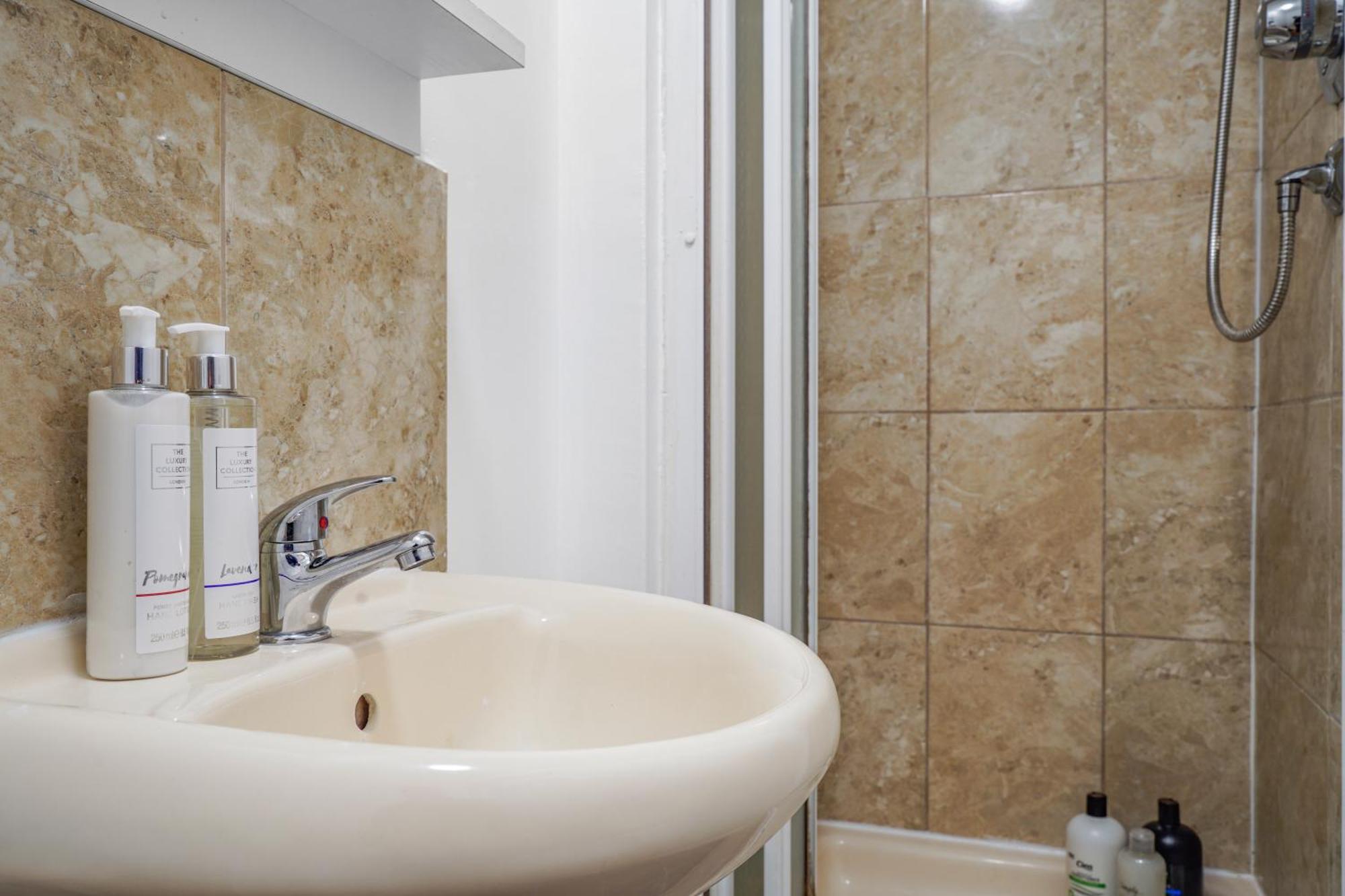 Station & Shops 3Min Walk I Heathrow 15 Mins I X2 Ensuites I Parking X2 Langley Marish Extérieur photo